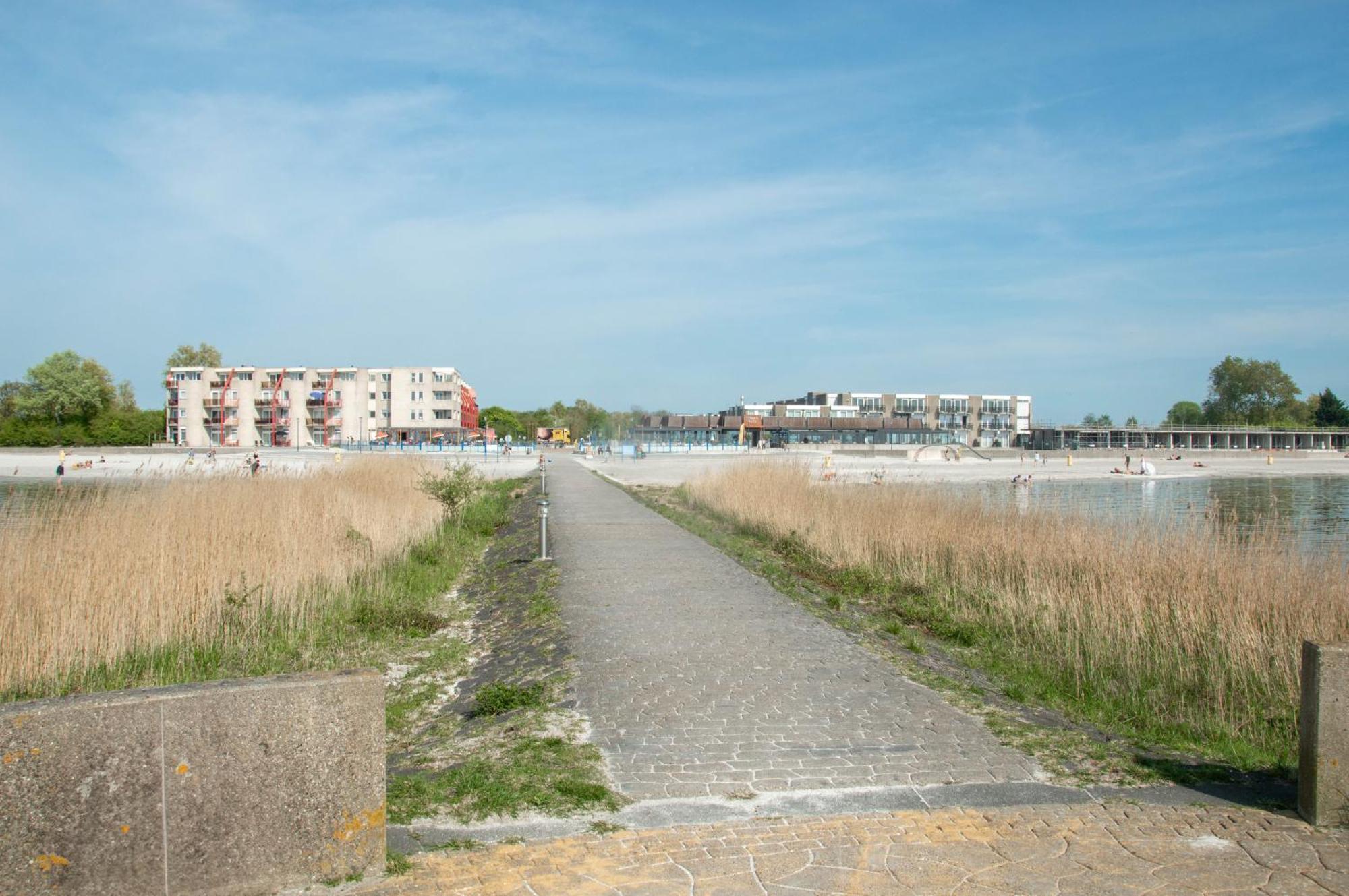 Zuiderzeestate 35, Prachtig Appartement Aan Het Ijsselmeer Макум Екстериор снимка